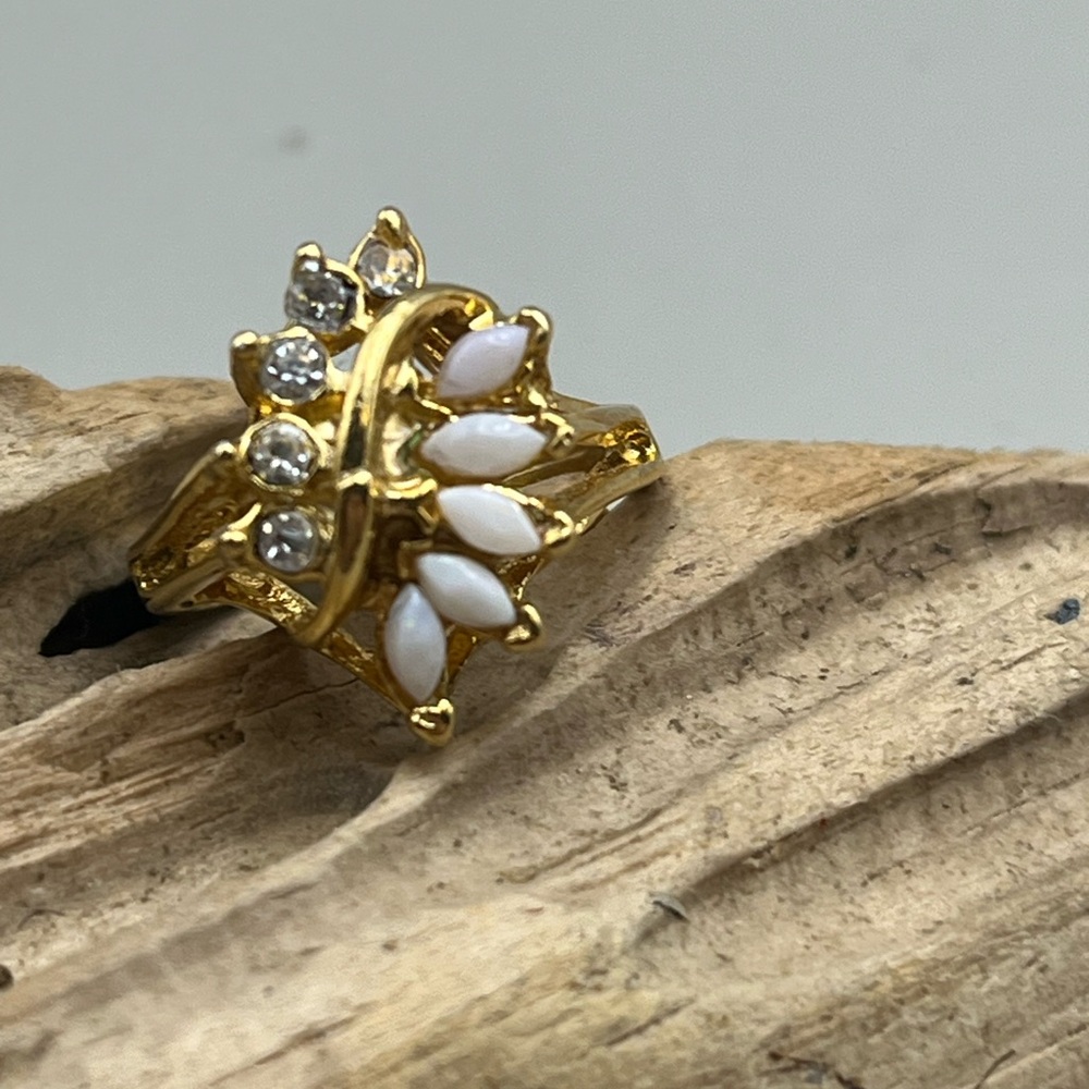 Elegant Gold and White Women's Ring